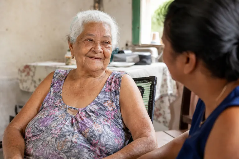 Família multigeracional reunida em um ambiente acolhedor